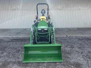 Tractor de Ruedas John Deere 2025R 2025 de 25 HP, 4x4 y 4x2 con Cargador Frontal y Retroexcavadora, Equipo Agrícola Esencial - Product Image 5