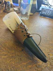 Corne à boire viking antique fabriquée à la main en laiton naturel de qualité indienne sculptée style animal avec support pièce décorative élégante - Product Image 2