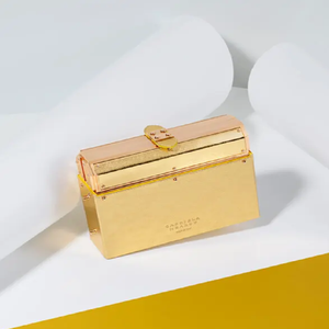 Gabriela Hearst Designer Golden Trunk Style Pochette, avec un cadre structuré. Disponible au prix de gros. - Product Image 1