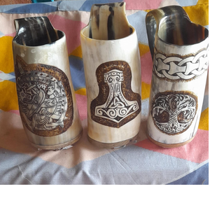 Tazas talladas a mano de cuerno para beber hechas a medida con temas vikingos y medievales ideales para reventa por tiendas de suministros de hidromiel - Product Image 1