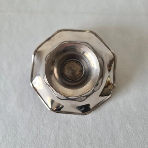 Bol de service en argent de designer avec poignée, parfait pour la décoration de table et l'affichage en pièce maîtresse, fabriqué à la main en Inde - Product Image 2