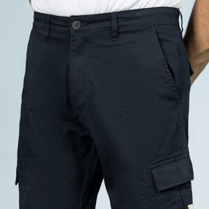 Vente en gros de shorts cargo décontractés 100% coton pour hommes coupe régulière noirs avec motif uni et fermeture à cordon brodé en 3D - Product Image 2