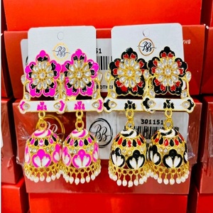 Kundan Meenakari Jhumka Boucles d'oreilles pour femmes Bijoux de mariée ethniques avec travail en émail complexe Accents de perles et finition plaquée or - Product Image 2