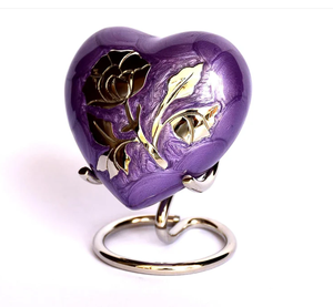 Magnifique couleur violette avec un cœur gravé de fleurs, souvenir avec support en laiton pour les cendres - Product Image 2
