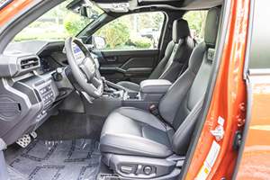 Tacoma TRD Pro 2024, Doble Cabina, 4x4, Híbrido Turbo de 4 Cilindros, Diferencial Trasero Bloqueable, Mayormente sin Modificaciones - Product Image 4