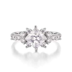Bague de fiançailles en moissanite taille princesse, design floral avec pierres latérales en forme de feuille, argent sterling 925 plaqué or, personnalisable pour les fêtes - Product Image 1