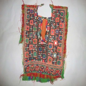 Chemisier ethnique vintage afghan Baloch pour femme, en coton, à manches courtes, léger et respirant, avec broderie miroir et motifs floraux - Product Image 4