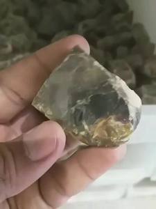 Venta al por mayor de piedras ásperas de ámbar marrón natural talladas Feng Shui piedras ásperas caídas - Product Image 4