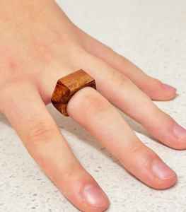 Anillo de madera personalizable con detalles grabados y acabado liso, que ofrece un toque personal único para el día a día. - Product Image 2