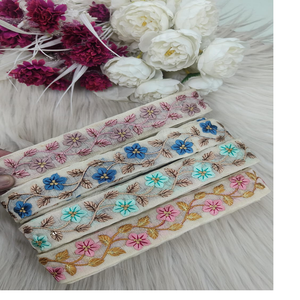 Personalizado bordado en cuatro formas de color en diseños florales étnicos en tela base blanca y en 1,5 pulgadas de ancho para reventa. - Product Image 1