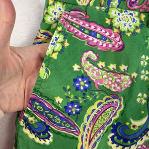 Shorts de golf simples pour hommes, fabriqués avec un tissu doux et léger, offrant un confort décontracté toute la journée - Product Image 3