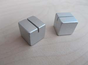 Soporte de tarjeta de Metal de forma cuadrada Diseño único Soporte de decoración de mesa elegante y asequible para el hogar Oficina y eventos - Product Image 3