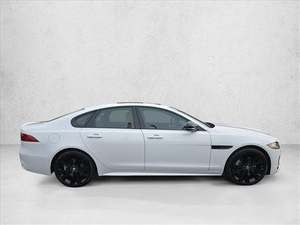 Jaguar XF P300 R-Dynamic SE AWD 2024 d'occasion, incroyablement parfait, faible kilométrage, en stock, proposé à un prix fantastique - Product Image 5