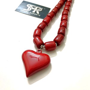 Collier statement en perles épaisses faites à la main en résine rouge virale, pendentif en forme de cœur, modèle ange, design pour femmes, léger, audacieux et élégant - Product Image 2