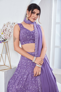 High on Demand Glamorous Faux Georgette Lehenga Choli Set con Net Dupatta y Heavy Border Detailing Disponible para la venta - Product Image 4