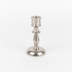 เชิงเทียนโลหะแกะสลักที่มีดีไซน์โค้งของเหลวและขัดเงาสำเนียงศิลปะสมัยใหม่สำหรับของขวัญและการตกแต่งภายใน - Product Image 5