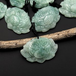 Pendentif fleur de lotus en jade vert naturel sculpté à la main perle de pierre précieuse de birmanie cadeau de bijoux spirituels - Product Image 1