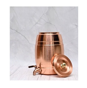 Baril distributeur d'eau en cuivre traditionnel avec robinet lisse offrant de l'eau naturelle fraîche pour un usage domestique quotidien - Product Image 5