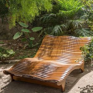 Chaise longue en teck moderne pour l'extérieur, avec dossier solide, mobilier de patio contemporain, design en bois durable - Product Image 1