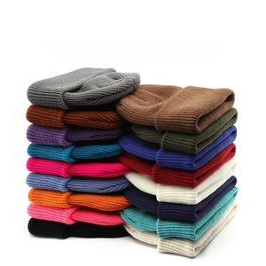 Vente en gros Chapeaux en acrylique de haute qualité, colorés et chauds pour l'hiver Bonnet unisexe en tricot streetwear avec logo personnalisé - Product Image 3