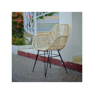 Chaise en rotin et métal durable, élégance moderne, meubles de salon intérieur/extérieur pour la maison, l'appartement, l'hôtel ou la villa - Product Image 1