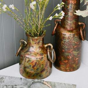 Vase à fleurs en métal de forme antique fabriqué à la main avec un design unique idéal pour ajouter un charme rustique à votre salon ou salle à manger - Product Image 5