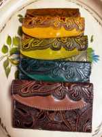 Nouvelle Pochette Élégante et Attrayante en Cuir Véritable Multicolore avec Motif Floral Gaufré pour Soirées et Usage Quotidien