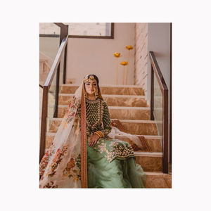 เสื้อสายไหมผสม lehenga ดีไซเนอร์หรูพร้อมเรียงตามลำดับและปักลายเสื้อผ้าอินเดียและปากีสถานแบบนิ่มสำหรับงานแต่งงานของเพื่อนเจ้าสาว - Product Image 1