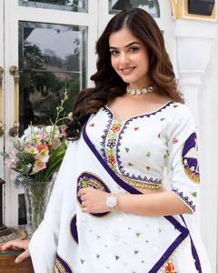 La colección Lehenga Choli de diseñador moderno más esperada para fiestas de Navratri que le presenta la última Lehenga más hermosa para - Product Image 2