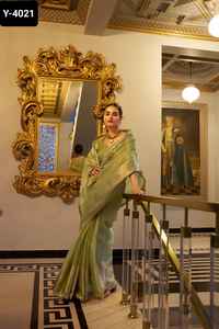 Sari de Material brillante de tejido de diseñador moderno indio con trabajo de tejido Zari con borde de encaje de lentejuelas sari con blusa - Product Image 3