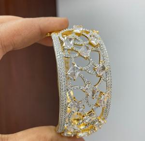 Impresionante Brazalete Abrible con Acabado Dorado y Circonitas Cúbicas de Primera Calidad para Bodas y Compromisos, Colección para Fiestas, para Mujer - Product Image 2