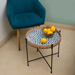 Plateau de service rond en rotin de qualité supérieure avec motif artisanal unique, idéal pour la présentation de la table basse et le service de collations et de boissons - Product Image 4