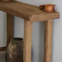 Console d'entrée unique et étroite en bois massif, style rustique farmhouse, avec bord naturel, pour couloir, à placer près du canapé ou comme commode.