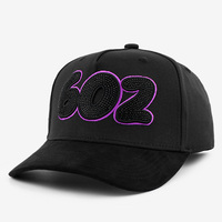 Casquette de baseball structurée à 5 panneaux en toile avec bordure en daim noir, doublure en satin, logo brodé personnalisé, certifiée BSCI