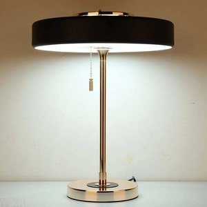 Lampe de table de luxe moderne en métal avec abat-jour blanc élégant, parfaite pour l'éclairage intérieur et la décoration intérieure - Product Image 1
