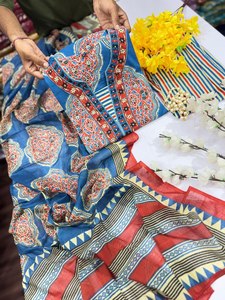 Combinaison lourde Suqes magnifiquement brodée avec pantalon assorti 3 pièces pour les fêtes - Product Image 6