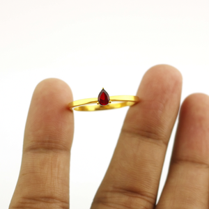 Bague minimaliste en argent sterling 925 faite à la main avec pierre de naissance de janvier en grenat poire - Product Image 2