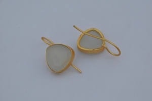 Vente en gros Bijoux en laiton plaqué or 18 ct pour femme Boucles d'oreilles pendantes avec base en laiton et pierre monalisa - Product Image 3