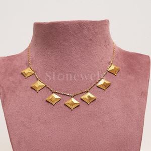 Conjunto de Gargantilla con Estilo Minimalista y Elegancia Moderna Inspirada, Sofisticación sin Esfuerzo con Baño de Oro y Forma de Mariposa con Diamantes - Product Image 1