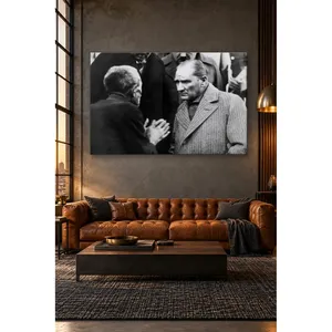 Fida Atatrk en manteau à motif chevrons discutant avec le public, impression sur toile - Product Image 3