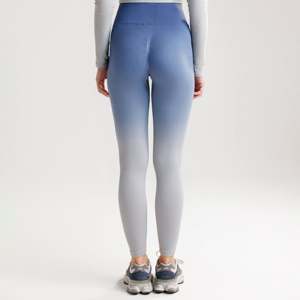 กางเกงเลกกิ้งไร้ตะเข็บเอวสูง Spectrum Stride (สีกรมท่า) ยกกระชับ ระบายอากาศได้ดี ผลิตจากผ้าสแปนเด็กซ์/ไนลอน เหมาะสำหรับโยคะและฟิตเนส ความยาวระดับข้อเท้า ลายเสือดาว - Product Image 2