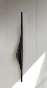 Tirador de puerta ClaspCove de latón Majestic Aura Premium en negro mate y dorado para puertas de madera de alta gama - Product Image 4