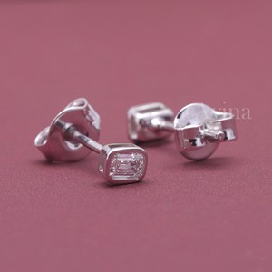 Boucles d'oreilles solitaires en or 18 carats avec diamant de laboratoire certifié IGI taille émeraude serti clos - Product Image 4