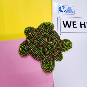 ถาดรองแก้วลูกปัดทำด้วยมือดีไซน์เต่าที่สง่างามทำจากลูกปัดสีเขียวและสีน้ำตาลแดงเหมาะสำหรับตกแต่งบ้านทานอาหารและให้เป็นของขวัญ - Product Image 6