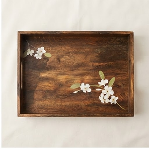 Bandeja rectangular hecha a mano de madera de acacia con diseño floral, bandeja decorativa rústica con asa para decoración del hogar. - Product Image 3
