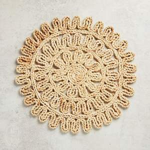 Set de table en macramé moderne, ajoutant une touche d'intérêt visuel, de chaleur naturelle et d'ambiance cosy aux espaces de repas quotidiens. - Product Image 5