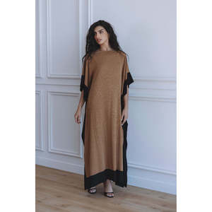 Vestido Kaftán Largo de Gasa en Color Moca Dune - Cintura Natural Discreta, Cuello Barco Transpirable, Ideal para Fiestas, Tallas XS/SM/L - Product Image 5