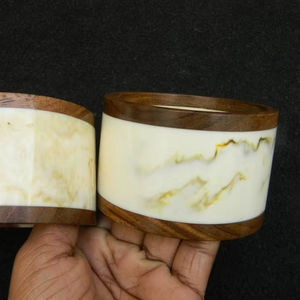 Brazaletes de resina vibrantes y artísticos con remolinos multicolores, estilos de doble tono y aspecto antiguo pulido a mano para la elegancia diaria - Product Image 1