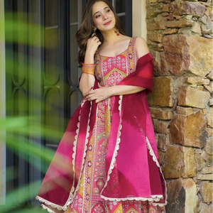 Lanzamiento del nuevo vestido de fiesta de diseñador, parte inferior y Dupatta en estilo totalmente Kali con almohadilla adjunta - Product Image 1