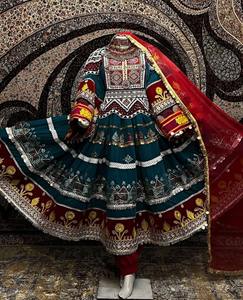 Robe afghane Kuchi ultra longue et élégante, dégradé vert, broderie lourde de pièces d'argent, travail floral artisanal, chiffon ombré - Product Image 1